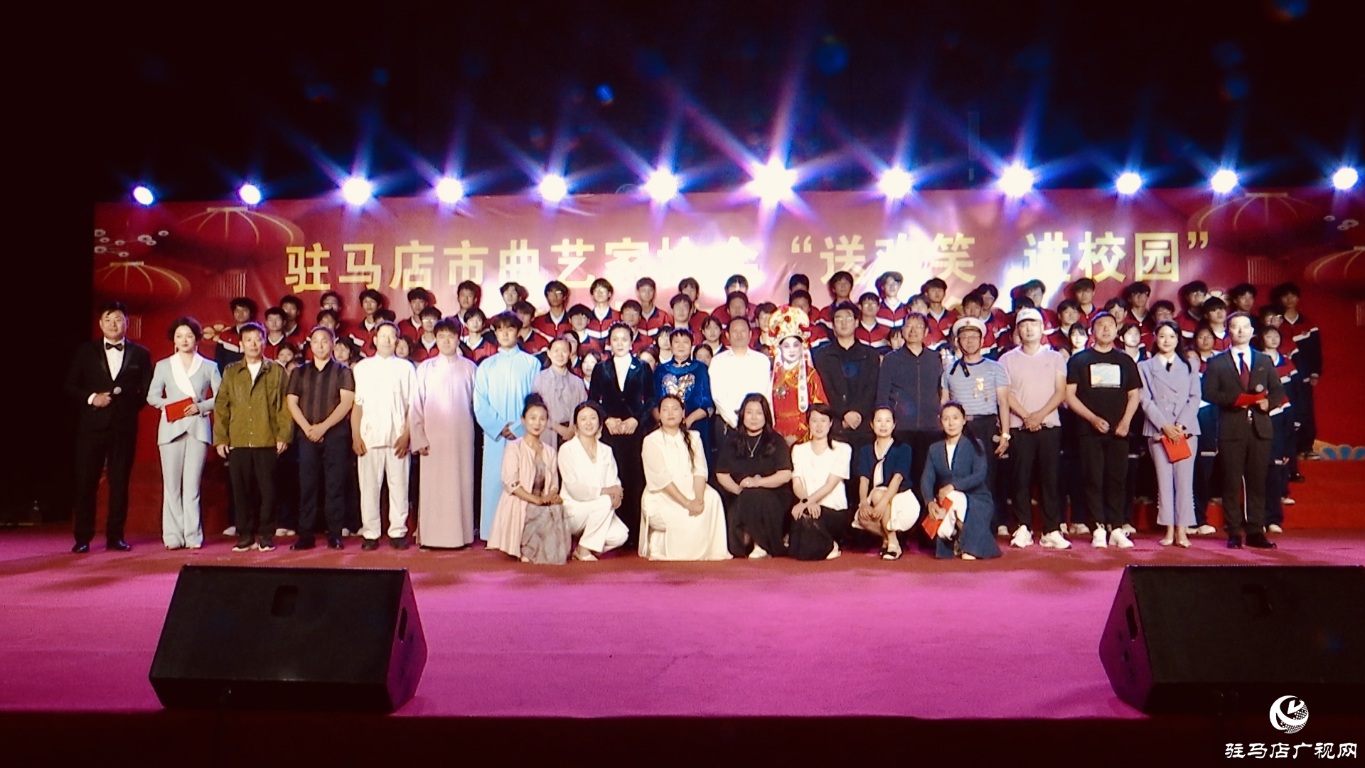 駐馬店市曲藝家協(xié)會(huì)舉行“送歡笑 進(jìn)校園”2025年曲藝專場(chǎng)演出
