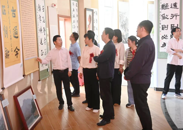 泌陽(yáng)縣舉行迎“五一”書(shū)畫(huà)攝影展