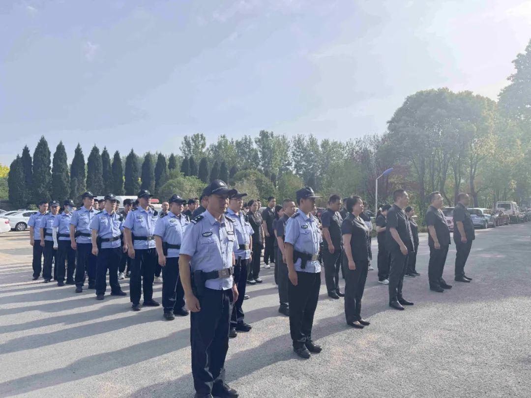 執(zhí)行干警凌晨2:30火車站“深夜獵賴”——驛城區(qū)法院2025年第37次執(zhí)行活動(dòng)