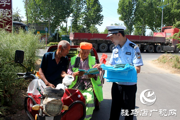 平輿縣公安局交警大隊(duì)強(qiáng)化宣傳引導(dǎo)、護(hù)航群眾平安出行
